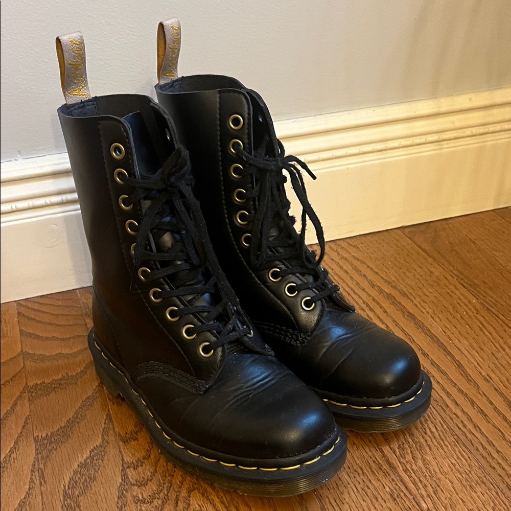 DR MARTENS AIR WAIR COMBAT STYLE BLACK VEGAN LEATHER BOOTS SIZE EU36 US5